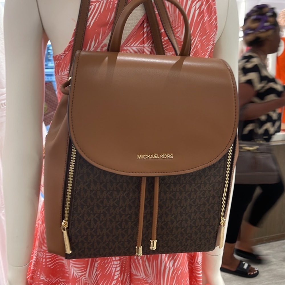 Michael Kors Phoebe 35F2G8PB2B Flap Drawstring Backpack
Brown Signature
NWT - Picture 15 of 16